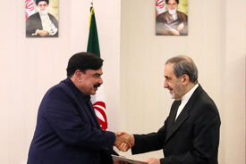 پیام کتبی مشترک رئیس‌جمهور و نخست‌وزیر پاکستان به رهبر معظم انقلاب، تسلیم دکتر علی‌اکبر ولایتی مشاور مقام معظم رهبری در امور بین‌الملل شد